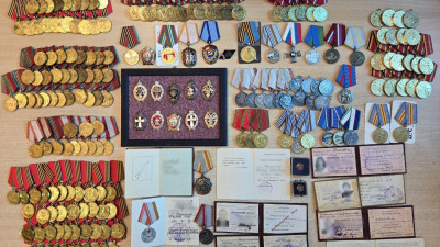 В Шереметьево таможенники пресекли контрабанду крупной партии советских госнаград