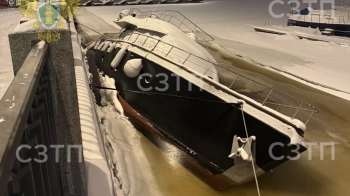 На Малой Неве частично затонуло судно Zeus