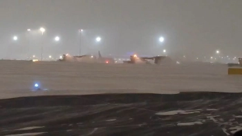 В Пулково показали, как чистят взлётно-посадочные полосы в условиях сильного снегопада