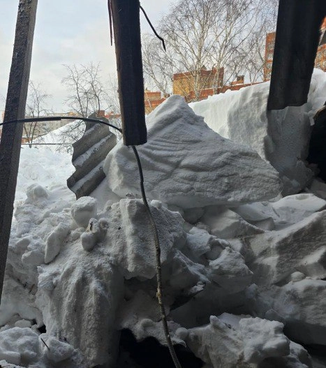 В Казани из-за полутораметровой толщи снега обрушилась крыша жилой пятиэтажки: что произошло - tvspb.ru