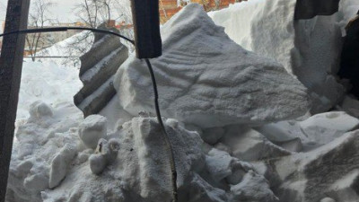 В Казани из-за полутораметровой толщи снега обрушилась крыша жилой пятиэтажки: что произошло