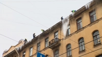 Как петербургские крыши чистят от снега и льда