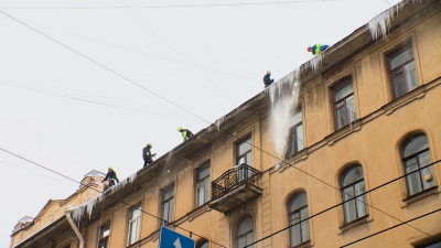Как петербургские крыши чистят от снега и льда