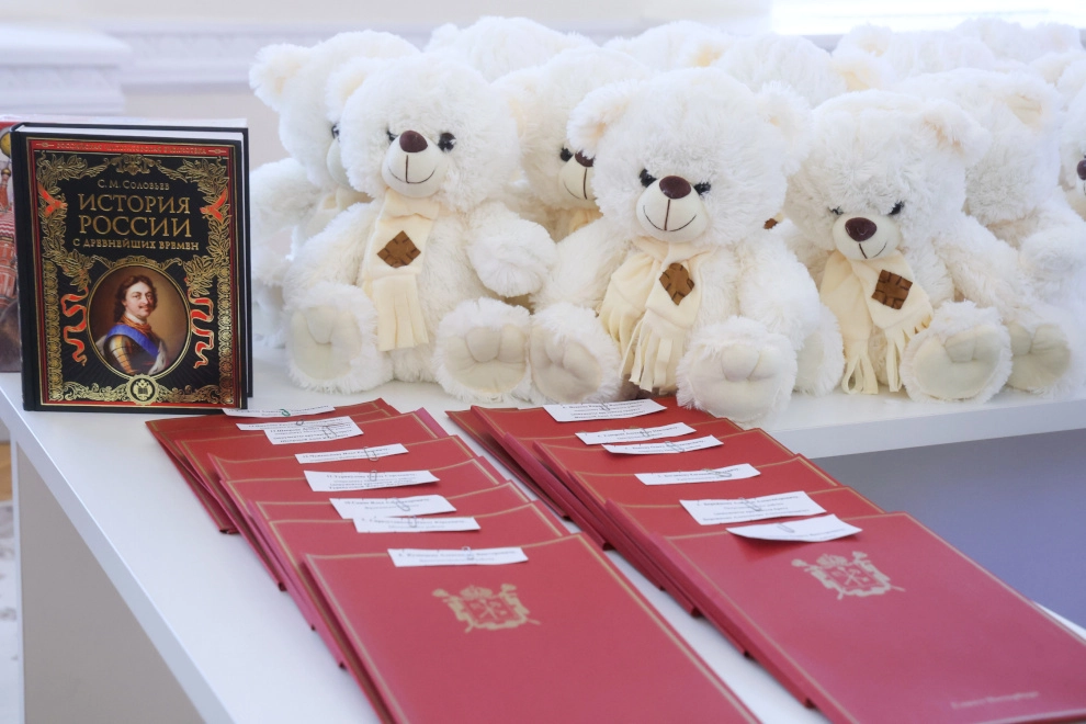 Александр Беглов накануне Дня защитника Отечества вручил ветеранам боевых действий документы на новые квартиры - tvspb.ru