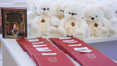 Александр Беглов накануне Дня защитника Отечества вручил ветеранам боевых действий документы на новые квартиры