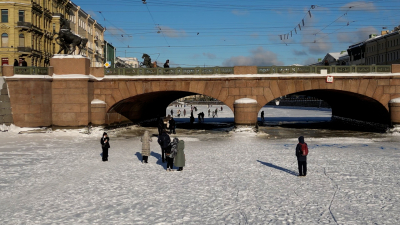 Со льдов Северной столицы: как замерзшие каналы стали городским трендом и почему МЧС бьет тревогу