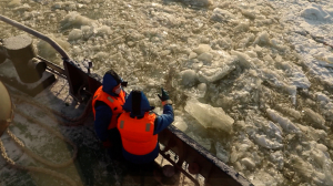 «Невская застава»: главный ледокол Петербурга выходит на свою вахту по Неве, складываясь под мостами и оберегая город от зимних наводнений