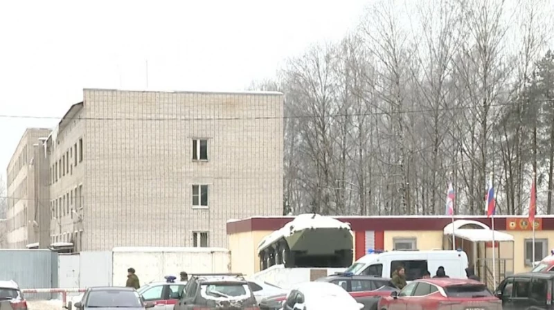 На месте обрушения здания в воинской части в Сертолово нашли троих погибших