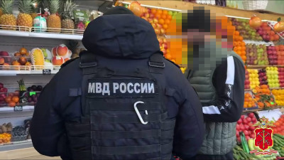 Проверили 100 человек: полиция провела миграционный рейд по магазинам в Выборгском районе