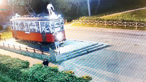 Надругательство над памятью. В Петербурге судят вандалов, осквернивших памятник блокадному трамваю   