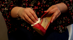 Чёрный хлеб, овсяная мука, сода и даже пилочка для ногтей. Как эти обыденные вещи помогут продлить жизнь любимой обуви