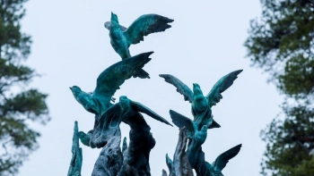 Александр Беглов открыл памятник врачам и пациентам, погибшим от коронавирусной инфекции