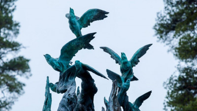 Александр Беглов открыл памятник врачам и пациентам, погибшим от коронавирусной инфекции