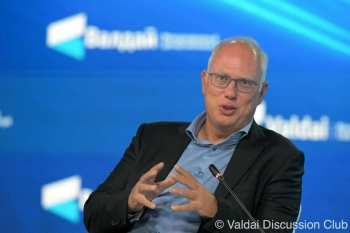 «Не родственники ли?» Дмитриев предложил проверить Туска на связь с Эпштейном