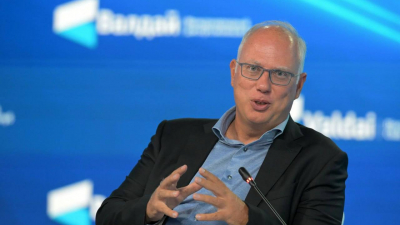 «Не родственники ли?» Дмитриев предложил проверить Туска на связь с Эпштейном