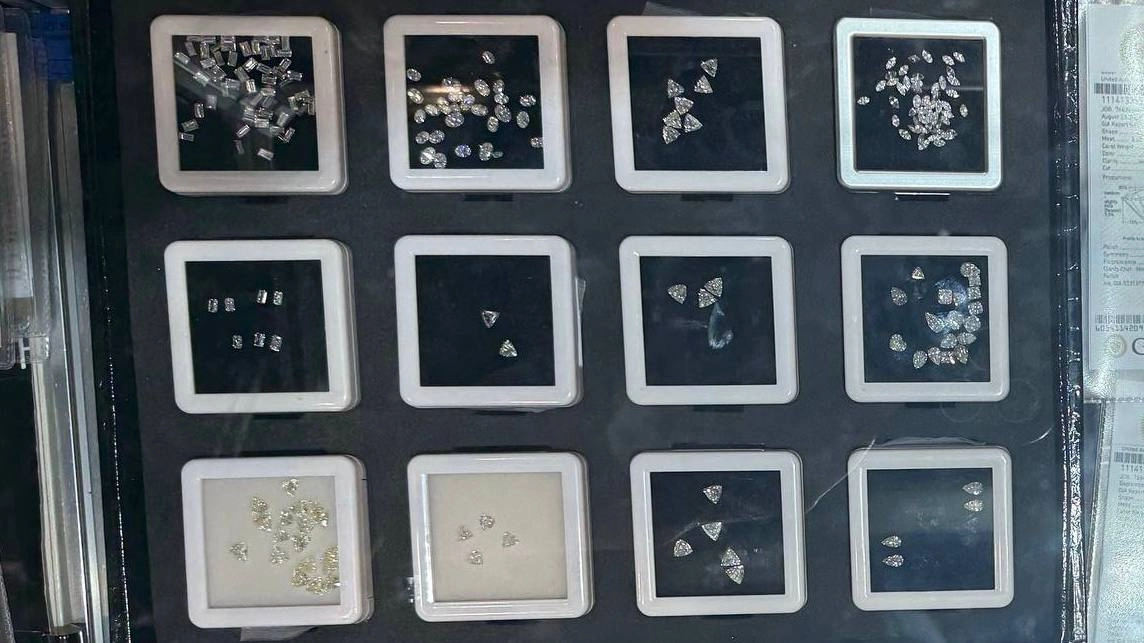 Бриллианты из-под полы: в Петербурге задержали продавцов нелегальных драгоценностей - tvspb.ru