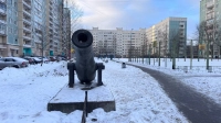 Необычный элемент благоустройства: в одном из дворов на проспекте Просвещения нашли пушку 1858 года
