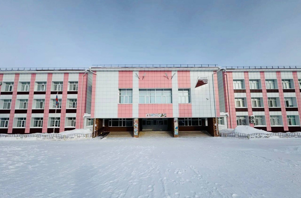 В ХМАО еще один школьник пришел на уроки с топором: что произошло в школе №2 - tvspb.ru