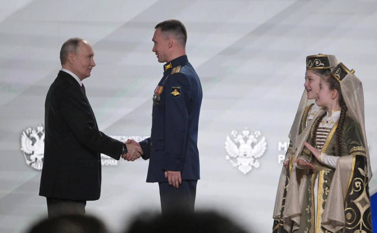 Участники программы «Время героев» побывали на открытии Года единства народов России - tvspb.ru