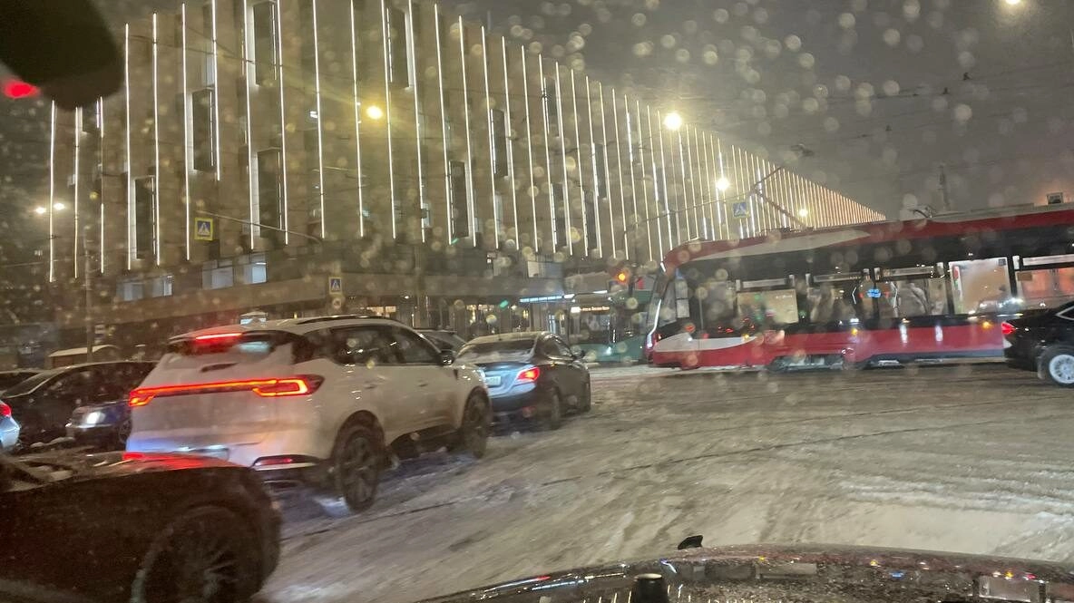 Пробки в Петербурге вечером 2 февраля достигли девяти баллов - tvspb.ru