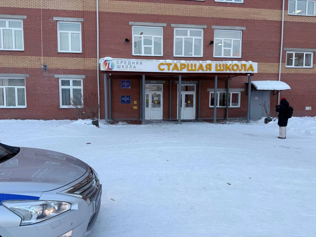 После нападения школьницы в Красноярске трое учеников остаются в тяжелом состоянии, а она провела ночь в изоляторе - tvspb.ru