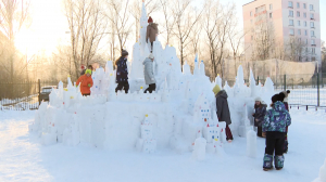 Замок «Снежной королевы» в школьном дворе