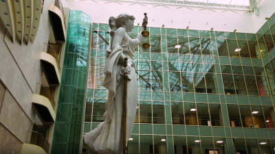 Инспектор из Петербурга брал взятки за «крышу» нелегальных кофе‑точек: суд вынес приговор