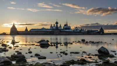 Александр Беглов: В рамках подготовки к 600-летию основания первого монашеского поселения на Соловках Петербург разрабатывает просветительские программы, поставляет на архипелаг медицинскую и коммунальную технику