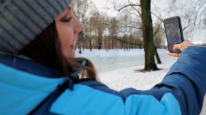 Многослойный чехол и режим экономии энергии. Как уберечь телефон от зимней спячки на морозе?