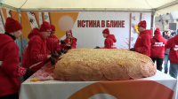 В Петропавловской крепости испекли 700-килограммовый розовый блинный пирог