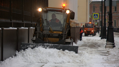 «Приоритет – обеспечить бесперебойную работу наземного транспорта и безопасность горожан»: как Петербург чистят от снега