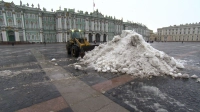 В Петербурге усиленно убирают последствия мощного снегопада и резкого потепления
