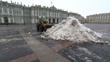 В Петербурге усиленно убирают последствия мощного снегопада и резкого потепления