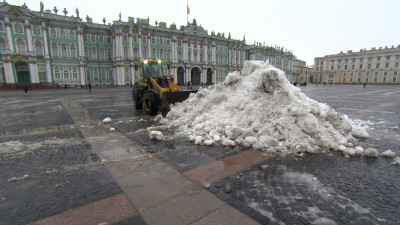В Петербурге усиленно убирают последствия мощного снегопада и резкого потепления