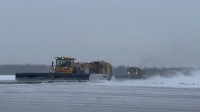 В Пулково показали, как чистят от снега взлётно-посадочные полосы