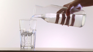Пить или не пить: так ли обязателен стакан воды с утра и сколько жидкости реально нужно организму