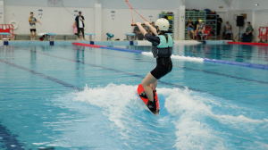 Как поймать волну в бассейне? Зимний чемпионат по кабельному вейкборду