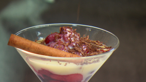 Вкусный завтрак. Замороженные ягоды с горячим шоколадом