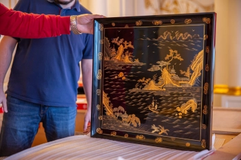 Мастера из Китая воссоздали 155 панно для Екатерининского дворца