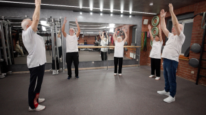 Зарядка для людей «серебряного» возраста. Комплекс упражнений растяжки плечевых суставов и для укрепления мышц ног