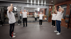 Зарядка для людей «серебряного» возраста. Комплекс упражнений растяжки плечевых суставов и для укрепления мышц ног