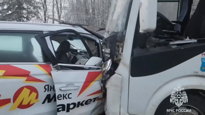 Серьезное ДТП на «Нарве»: появилось видео с места лобовой аварии автобуса и такси в Ленобласти