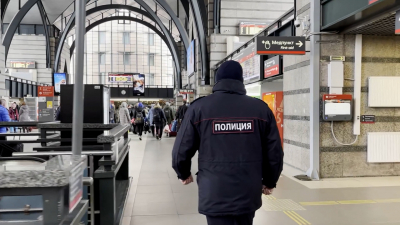 На Ладожском вокзале задержали пассажира с килограммом наркотиков в коробке из‑под сока