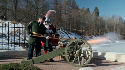 В Приоратском дворце дали полуденный выстрел в честь Дня поисковика