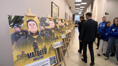 Игроки следж-хоккейной команды «Звезда» стали героями фотовыставки