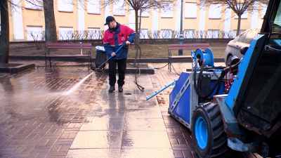 «Всё успеваем»: на уборку петербургских дворов вышли четыре тысячи дворников