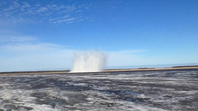 В Ленобласти начали взрывать лёд на реках: за безопасностью следит Аварийно-спасательная служба