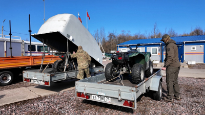 Народный фронт Петербурга отправил бойцам 4 автомобиля и 2 снегохода