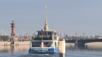 В Петербурге на две недели раньше открылся сезон навигации, и в городе уже начались прогулки по воде