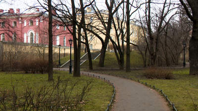 Сады и парки Петербурга закрыли на просушку